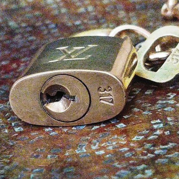 Louis Vuitton Lock & Key #317 w/Pochette Clasp & 24" Gold Chain & Clover Charms - Picture 6 of 16